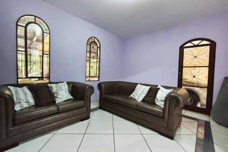 Casa à venda com 350m², 4 quartos e 2 vagas Casa à venda com 350m², 4 quartos e 2 vagasSala de Estar