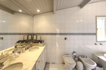 Casa de condomínio para alugar com 500m², 3 quartos e 6 vagas Casa de condomínio para alugar com 500m², 3 quartos e 6 vagasBanheiro Suíte 1