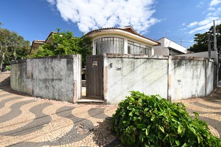 Casa à venda com 285m², 4 quartos e 3 vagasFachada