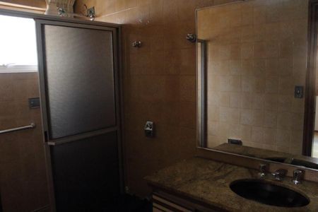 Casa à venda com 285m², 4 quartos e 6 vagasBanheiro da Suíte 1