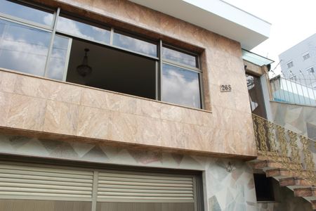 Casa à venda com 285m², 4 quartos e 6 vagasFachada
