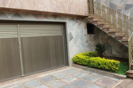 Casa à venda com 285m², 4 quartos e 6 vagasFachada garagem