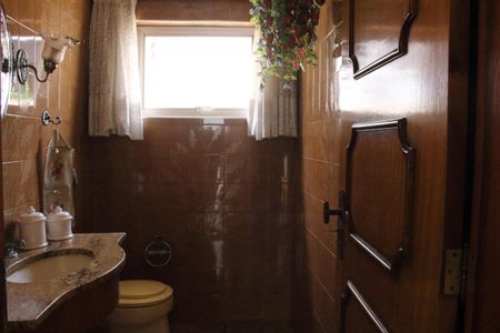 Casa à venda com 285m², 4 quartos e 6 vagasBanheiro da Suíte 2