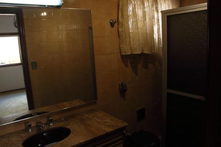 Casa à venda com 285m², 4 quartos e 6 vagasBanheiro da Suíte 2