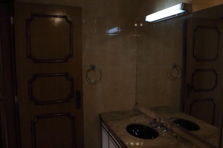 Casa à venda com 285m², 4 quartos e 6 vagasBanheiro da Suíte 2