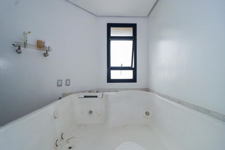 Apartamento para alugar com 300m², 4 quartos e 4 vagas Apartamento para alugar com 300m², 4 quartos e 4 vagasBanheiro da Suíte 3