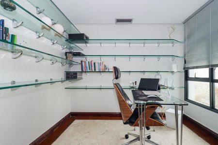 Apartamento para alugar com 300m², 4 quartos e 4 vagas Apartamento para alugar com 300m², 4 quartos e 4 vagasEscritório