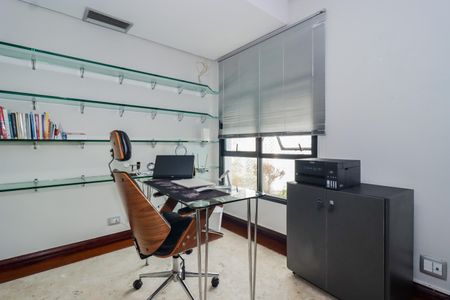 Apartamento para alugar com 300m², 4 quartos e 4 vagas Apartamento para alugar com 300m², 4 quartos e 4 vagasEscritório