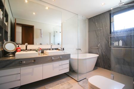 Casa à venda com 275m², 3 quartos e 4 vagas Casa à venda com 275m², 3 quartos e 4 vagasBanheiro da Suíte 1