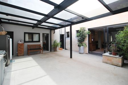 Casa à venda com 275m², 3 quartos e 4 vagas Casa à venda com 275m², 3 quartos e 4 vagasQuintal