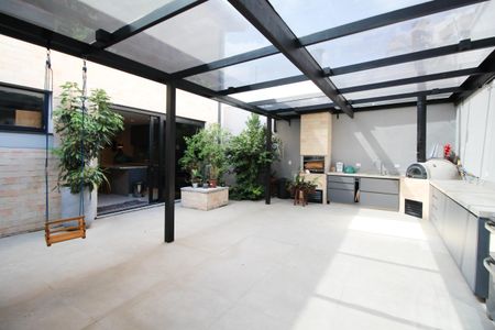 Casa à venda com 275m², 3 quartos e 4 vagas Casa à venda com 275m², 3 quartos e 4 vagasQuintal