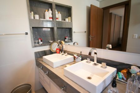 Casa à venda com 275m², 3 quartos e 4 vagas Casa à venda com 275m², 3 quartos e 4 vagasBanheiro da Suíte 1