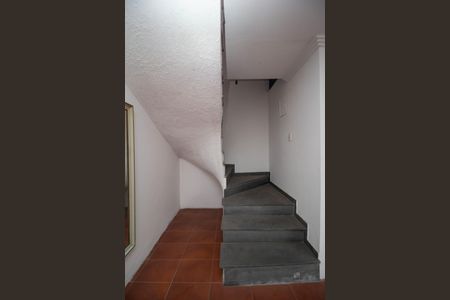 Casa para alugar com 800m², 5 quartos e 4 vagas Casa para alugar com 800m², 5 quartos e 4 vagasEscada