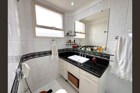 Apartamento à venda com 387m², 3 quartos e 8 vagas Apartamento à venda com 387m², 3 quartos e 8 vagasBanheiro da Suíte 2