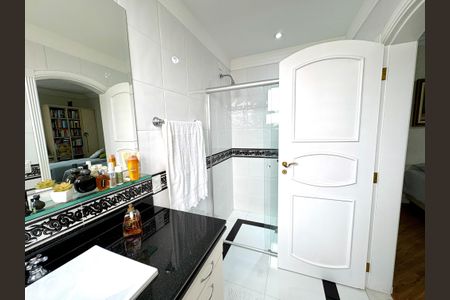 Apartamento à venda com 387m², 3 quartos e 8 vagas Apartamento à venda com 387m², 3 quartos e 8 vagasBanheiro da Suíte 2