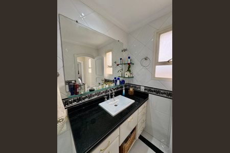 Apartamento à venda com 387m², 3 quartos e 8 vagas Apartamento à venda com 387m², 3 quartos e 8 vagasBanheiro da Suíte 1