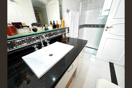 Apartamento à venda com 387m², 3 quartos e 8 vagas Apartamento à venda com 387m², 3 quartos e 8 vagasBanheiro da Suíte 2