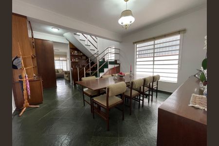 Casa à venda com 200m², 3 quartos e 2 vagas Casa à venda com 200m², 3 quartos e 2 vagasSala