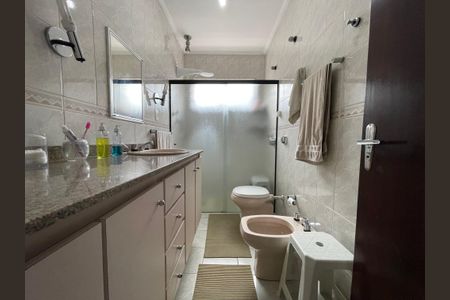 Casa à venda com 200m², 3 quartos e 2 vagas Casa à venda com 200m², 3 quartos e 2 vagasBanheiro da Suíte