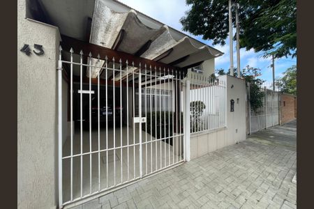 Casa à venda com 200m², 3 quartos e 2 vagas Casa à venda com 200m², 3 quartos e 2 vagasFachada