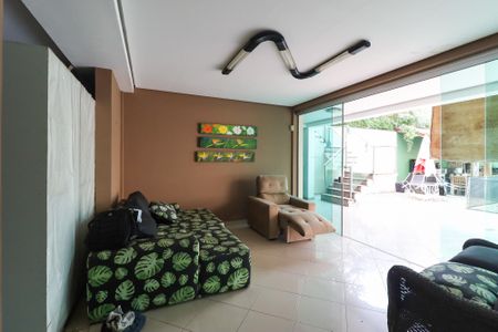 Casa para alugar com 520m², 4 quartos e 10 vagas Casa para alugar com 520m², 4 quartos e 10 vagasÁrea comum - Sala de estar - Quintal