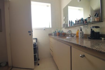 Casa à venda com 220m², 3 quartos e 2 vagasBanheiro 1