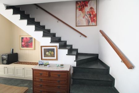 Casa à venda com 220m², 3 quartos e 2 vagasEscada