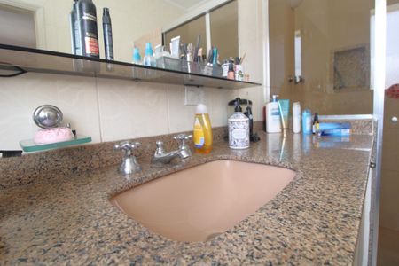 Casa à venda com 220m², 3 quartos e 2 vagasBanheiro 1