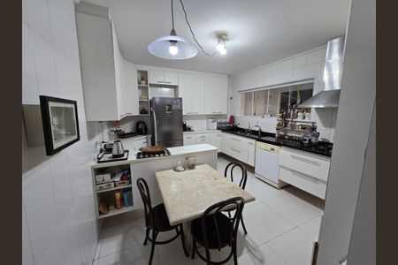 Casa à venda com 220m², 3 quartos e 2 vagas Casa à venda com 220m², 3 quartos e 2 vagasCozinha