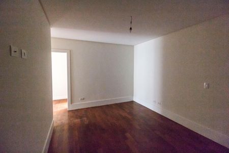 Casa à venda com 642m², 5 quartos e 10 vagas Casa à venda com 642m², 5 quartos e 10 vagasSuíte 3