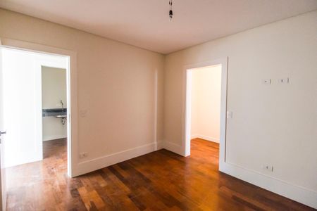 Casa à venda com 642m², 5 quartos e 10 vagas Casa à venda com 642m², 5 quartos e 10 vagasSuíte 3