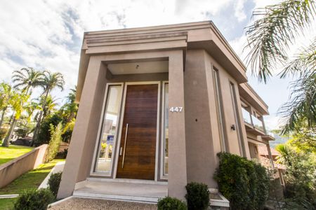 Casa à venda com 642m², 5 quartos e 10 vagas Casa à venda com 642m², 5 quartos e 10 vagasPlaca