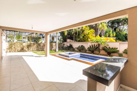 Casa à venda com 642m², 5 quartos e 10 vagas Casa à venda com 642m², 5 quartos e 10 vagasÁrea Externa