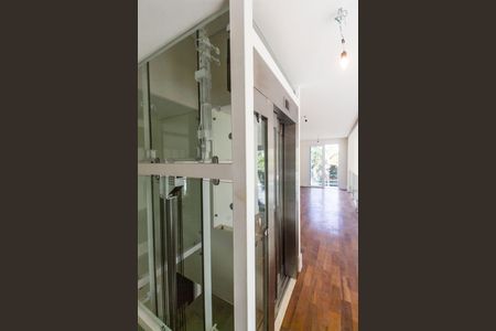 Casa à venda com 642m², 5 quartos e 10 vagas Casa à venda com 642m², 5 quartos e 10 vagasElevador