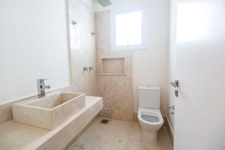 Casa à venda com 642m², 5 quartos e 10 vagas Casa à venda com 642m², 5 quartos e 10 vagasBanheiro da Suíte 3