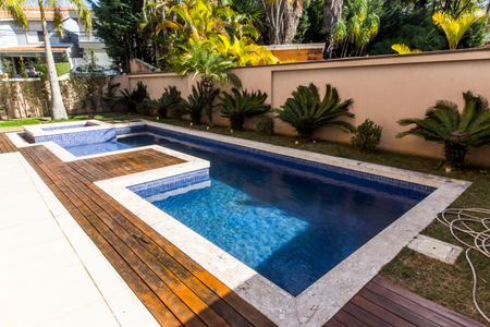 Casa à venda com 642m², 5 quartos e 10 vagas Casa à venda com 642m², 5 quartos e 10 vagasÁrea Externa