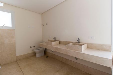 Casa à venda com 642m², 5 quartos e 10 vagas Casa à venda com 642m², 5 quartos e 10 vagasBanheiro da Suíte 2