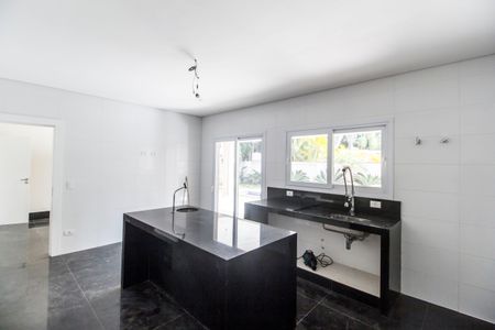 Casa à venda com 642m², 5 quartos e 10 vagas Casa à venda com 642m², 5 quartos e 10 vagasCozinha