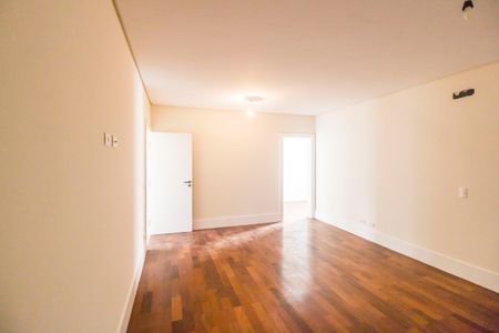 Casa à venda com 642m², 5 quartos e 10 vagas Casa à venda com 642m², 5 quartos e 10 vagasSuíte 1