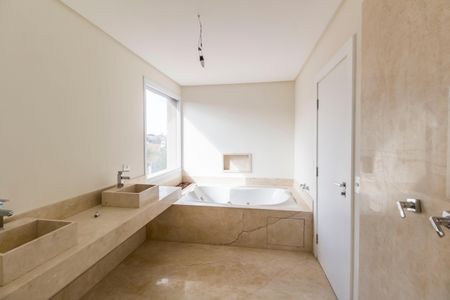 Casa à venda com 642m², 5 quartos e 10 vagas Casa à venda com 642m², 5 quartos e 10 vagasBanheiro da Suíte 2