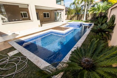 Casa à venda com 642m², 5 quartos e 10 vagas Casa à venda com 642m², 5 quartos e 10 vagasÁrea Externa