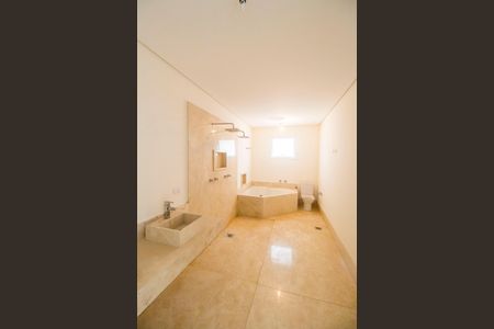 Casa à venda com 642m², 5 quartos e 10 vagas Casa à venda com 642m², 5 quartos e 10 vagasBanheiro da Suíte 1