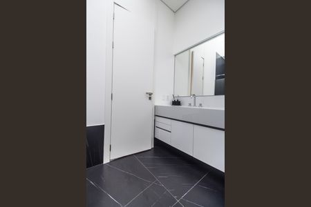 Casa à venda com 537m², 5 quartos e 4 vagas Casa à venda com 537m², 5 quartos e 4 vagasBanheiro da Suíte 1