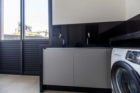Casa à venda com 537m², 5 quartos e 4 vagas Casa à venda com 537m², 5 quartos e 4 vagasÁrea de Serviço