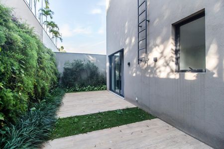 Casa à venda com 537m², 5 quartos e 4 vagas Casa à venda com 537m², 5 quartos e 4 vagasQuintal