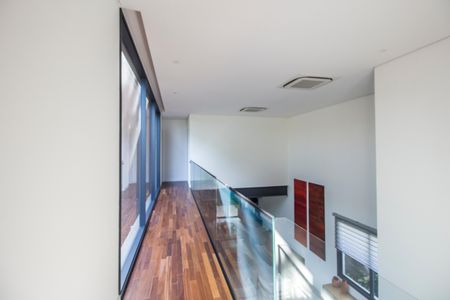 Casa à venda com 537m², 5 quartos e 4 vagas Casa à venda com 537m², 5 quartos e 4 vagasCorredor
