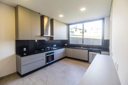 Casa à venda com 537m², 5 quartos e 4 vagas Casa à venda com 537m², 5 quartos e 4 vagasCozinha