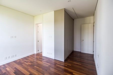 Casa à venda com 537m², 5 quartos e 4 vagas Casa à venda com 537m², 5 quartos e 4 vagasSuíte 4