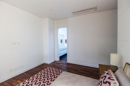 Casa à venda com 537m², 5 quartos e 4 vagas Casa à venda com 537m², 5 quartos e 4 vagasSuíte master