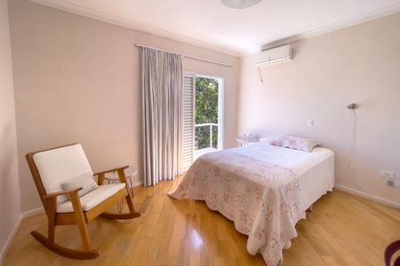 Casa à venda com 278m², 4 quartos e 4 vagas